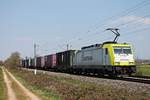 Mit einem Containerzug nach Italien fuhr am Nachmittag des 09.04.2020 die ITL/CCW 186 153-3, welche den Zug zwischen Rotterdam Waalhaven und Basel SBB RB bespannte, südlich von Buggingen