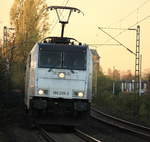 Am 07.11.2020 zog Railpool/Lineas 186 295 einen gemischten Güterzug richtung Belgien durch Dülken, hier legt sich die Lok in die Kurve hinterm Bahnhof.