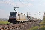 Mit einem Containerzug aus Italien nach Belgien fuhr am Nachmittag des 09.04.2020 die Rpool/LINEAS 186 450, welche den Zug seit Basel SBB RB bespannte, nördlich von Hügelheim über die KBS 702 durchs Rheintal in Richtung Freiburg (Breisgau).
