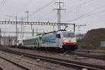 Lok 186 908-6 durchfährt den Bahnhof Pratteln.