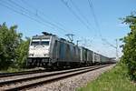 Mit dem DGS 40077 (Genk Haven - Novara Boschetto) fuhr am frühen Nachmittag des 27.06.2020 die Rpool/LINEAS E 186 182-2 bei Hügelheim über die Rheintalbahn durchs Markgräflerland