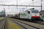 SIRUPZUG AARBERG - ANKLAM.
Am 18. Februar 2021 stand bei SBB Cargo-International für die Rückführung des Leermaterialzuges Aarberg-Karlsruhe die weisse 186 902 im Einsatz.
Verschiedene Impressionen, eingefangen in Aarberg.
Mein Fotostandort: Bahnübergang mit Schranke.
Bildausschnitt: Fotoshop.
Die 186 stand mit ihrer Sonderleistung rund eine Stunde vor der Abfahrt nach Karlsruhe bereit.
Foto: Walter Ruetsch