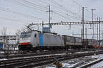 Lok 186 106-1 durchfährt den Bahnhof Pratteln. Die Aufnahme stammt vom 09.02.2021.