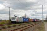 186 370 der akiem schleppte am 13.04.21 für Metrans einen Containerzug durch Saarmund Richtung Potsdam.