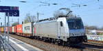 METRANS Rail s.r.o., Praha [CZ] mit der Akiem Lok  186 369-5  [NVR-Nummer: 91 80 6186 369-5 D-AKIEM] und Containerzug am 20.04.21 Durchfahrt Bf.