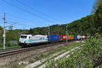 Am 10. Mai 2021 bespannte die an Lineas vermietete 186 258 von Railpool den DGS 40679 von Genk nach Curtici. Nachdem ich den farbenfrohen KLV-Zug schon wenige Kilometer vor Passau fotografieren konnte, gelang mir nach dem Grenzübertritt bei Schardenberg ein weiteres Bild. Hier verläuft die Strecke am Inn entlang, den man am linken Bildrand auch erkennen kann.