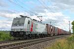 AKIEM/LINEAS 186 387-7 mit einem Containerzug nach Belgien am 02.07.2020 nördlich von Hügelheim.