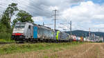 Umleiterverkehr am 08.08.2021: 186 103 und 485 003 sind bei Wildegg AG in Richtung Domodossola unterwegs.