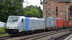 Railpool Lok  186 552  [NVR-Nummer: 91 80 6186 552-6 D-Rpool] wahrscheinlich auch für METRANS mit Containerzug bei der Durchfahrt Bf. Hamburg-Harburg auswärts am 25.08.21