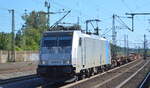 METRANS Rail s.r.o., Praha [CZ] mit  186 532-8 [NVR-Nummer: 91 80 6186 532-8 D-RPOOL] und einem Leerzug Containertragwagen Richtung Hamburger Hafen am 08.09.21 Durchfahrt Bf.