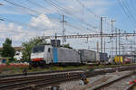 Lok 186 108-7 durchfährt den Bahnhof Pratteln. Die Aufnahme stammt vom 12.06.2021.