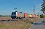 186 363 der akiem schleppte für Metrans am 24.10.21 einen Containerzug durch Wittenberg-Labetz Richtung Dessau.