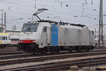 Lok 186 509-6 wird in der Abstellanlage beim badischen Bahnhof abgestellt.