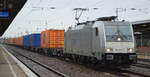 PKP Cargo/JSW Logistics Sp. z o.o.. aus Polen mit  186 354-7  [NVR-Nummer: 91 80 6186 354-7 D-AKIEM] mit Containerzug am 08.02.22 Durchfahrt Bf. Flughafen BER - Terminal 5. 