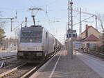 Akiem Lok 186 365-3 (NVR-Nummer: 91 80 6186 365-3 D-AKIEM) mit einem Kesselzug bei der Durchfahrt durch den zur Zeit eingleisigen Bahnhof Wünsdorf-Waldstadt am 13. Februar 2022. 