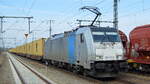METRANS Rail s.r.o., Praha [CZ]  mit der Railpool Lok  186 433-9  [NVR-Nummer: 91 80 6186 433-9 D-Rpool] und Containerzug am 14.03.22 Durchfahrt Bf. Golm.
