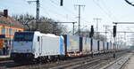 HSL Logistik GmbH, Hamburg [D] mit der Railpool Lok  186 539-3  [NVR-Nummer: 91 80 6186 539-3 D-RPOOL] und KLV-Zug am 24.03.22 Durchfahrt Bf.