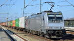 METRANS Rail s.r.o., Praha [CZ] mit der Akiem Lok 186 369-5  [NVR-Nummer: 91 80 6186 369-5 D-AKIEM] und Containerzug am 24.03.22 Durchfahrt Bf. Golm.