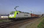 CapTrain 186 154 schleppt ein Kohlezug durch Venlo Vierpaardjes ins Deutschland am 16 März 2022.