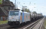 HSL Logistik GmbH, Hamburg [D] mit der Railpool Lok  186 299-4  [NVR-Nummer: 91 80 6186 299-4 D-Rpool] und Kesselwagenzug (leer) Richtung Stendell am 25.04.22 Berlin Buch.