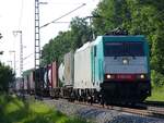 LINEAS 186 233 mit Containerzug aus NL in Rheine=Bentlage, 22.05.2022