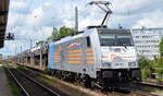 HSL Logistik GmbH, Hamburg [D] mit der Railpool Lok  186 551  [NVR-Nummer: 91 80 6186 551-8 D-Rpool] und PKW-Transportzug am 08.06.22 Durchfahrt Bf.