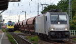 DB Cargo AG (D) siehe Fensterlogo mit der Railpool Lok  E 186 145-9  [NVR-Nummer: 91 80 6186 145-9 D-Rpool] und einem Ganzzug Schüttgutwagen mit Schwenkdach am 13.07.22 Vorbeifahrt Bahnhof