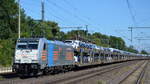 HSL Logistik GmbH, Hamburg [D] mit der Railpool Lok  186 551  [NVR-Nummer: 91 80 6186 551-8 D-Rpool] und einem PKW-Transportzug (fabrikneue AUDI Modelle) am 24.08.22 Durchfahrt Bahnhof