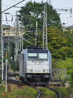 Die Elektrolokomotive 186 298-6 machte Ende August 2022 eine Solofahrt durch Duisburg-Hochfeld.