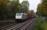 Durch den herbstlichen Bahnhof Brühl fährt am 18.10.2022 die 186 530 mit einem Containerganzzug in Richtung Bonn.