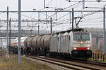 Rpool 186 508 mit 186 181-4 in Diensten von Lineas aufgenommen vom Bahnsteigende in Lage Zwaluve 2.12.2022