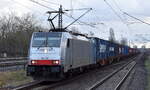 LINEAS NV/SA, Bruxelles [B] mit  186 506  [NVR-Nummer: 91 80 6186 506-2 D-Rpool] und Containerzug am 27.12.22 Durchfahrt Bahnhof Berlin Hohenschönhausen.