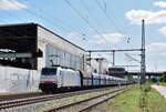 186 505 passiert mit einem gemischten Güterzugdie Fabrik Stahlbau Dessau in Richtung Norden.

Dessau 29.07.2020