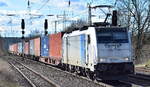 METRANS Rail s.r.o., Praha [CZ] mit der Railpool Lok  186 535-1  [NVR-Nummer: 91 80 6186 535-1 D-Rpool] und einem Containerzug am 28.03.23 Durchfahrt Bahnhof Saarmund.