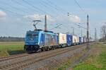 Mit einem Container-Ganzzug der polnischen Spedition Loco Trans-Sped rollt 186 943 der LTE am 10.04.23 durch Wittenberg-Labetz Richtung Dessau.