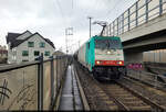 Zum regnerischen Frühlingsanfang passiert ein Kesselzug mit 186 135-0 den Bahnsteig 1 des Hp Halle-Ammendorf, von dessen Ende das Bild entstand.