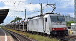 Akiem Lok  E 186 236  [NVR-Nummer: 91 80 6186 236-6 D-AKIEM], aktueller Mieter? mit einem PKW-Transportzug am 19.07.23 Höhe Bahnhof Magdeburg-Neustadt.