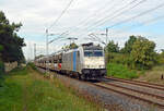 186 539 der Railpool führte für ihren Mieter HSL einen BLG-Zug, welcher mit Toyotas beladen war, am 17.09.23 durch Wittenberg-Labetz Richtung Falkenberg(E).