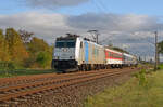 186 427 der Lineas schleppte am 22.10.23 drei Reisezugwagen des european sleepers durch Greppin Richtung Dessau.