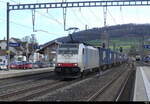 RailPool - Lok 186 496-6 vor Güterzug bei der durchfahrt im Bhf.