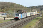 Lineas - die belgische Güterbahn - in Südbayern: Railpools 186 449, vermietet an Lineas - und vielleicht weiter vermietet an Crossrail Benelux, Tochter der schweizer BLS Cargo - durchfährt mit einem Zug der italienischen Spedition Ambrogio den (ehemaligen) Bahnhof Pappenheim an der Strecke Ingolstadt - Treuchtlingen.
Pappenheim, Dienstag, 26. März 2024, 14.41 Uhr