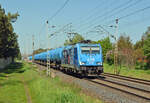 Mit einer langer Leine blauer Kesselwagen rollt 186 943 der LTE am 01.05.24 durch Wittenberg-Labetz Richtung Falkenberg(E).