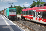 Potsdam Pirschheide, E 186 134 mit einem Güterzug auf dem Außenring, den Bahnhof durchfahrend, DB Triebzug Bombardier Talent 2 # 442 822  Borkheide  als RB 22 nach Griebnitzsee, 17.