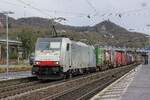 186 103 Railpool/bls cargo mit Containerzug in Königswinter, Februar 2016.
