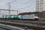 Lok 186 104-6 durchfährt am 22.01.2026 den Bahnhof Pratteln.
