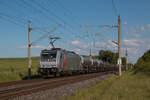 Akiem 186 381-0 (für HSL unterwegs) mit einem kurzen Zug Chemiekesselwagen auf dem Weg in Richtung Rostock. Fotografiert am 20.05.2025 in Scharstorf. 