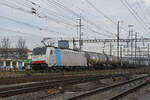 Lok 186 102-0 durchfährt am 22.01.2026 den Bahnhof Pratteln.