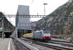 Unförmiges Gebäude im Bahnhof Göschenen: Hier wird der Aushub vom Bau des Gotthard-Strassentunnels auf die Bahn verladen.
