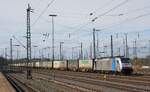 Vor einem Containerzug wartet die Railpool-186 498 am 12.03.2026 im Bahnhof Aachen West auf die Ausfahrt.