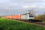 Deutschland 
Lok 186 042 von Lineas zieht einem Containerzug in Kaarst Broicherseite 
11/12/2025